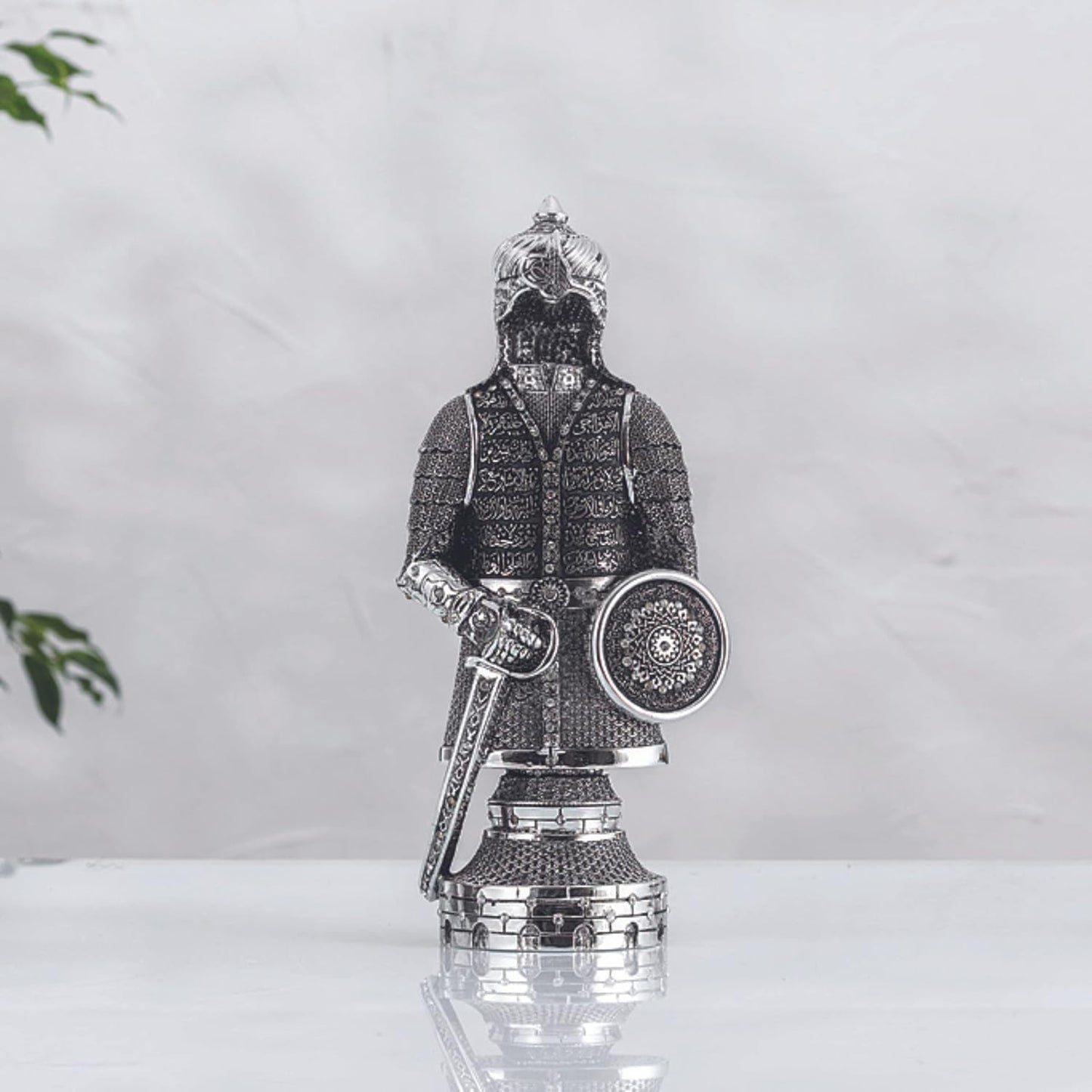 Bestickte Replik eines gepanzerten Kriegers mit Surah Al-Fath