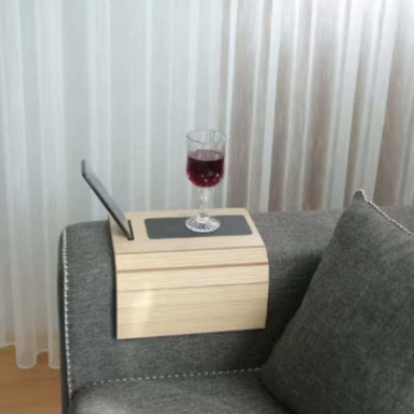 Funktionales Sofatablett aus Holz